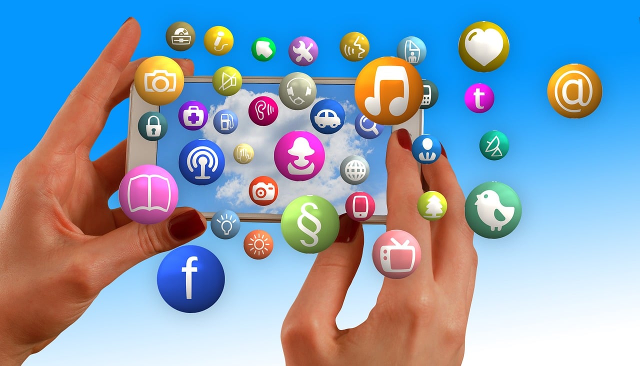 an image with an article regarding social media on Help 2 Succeed.